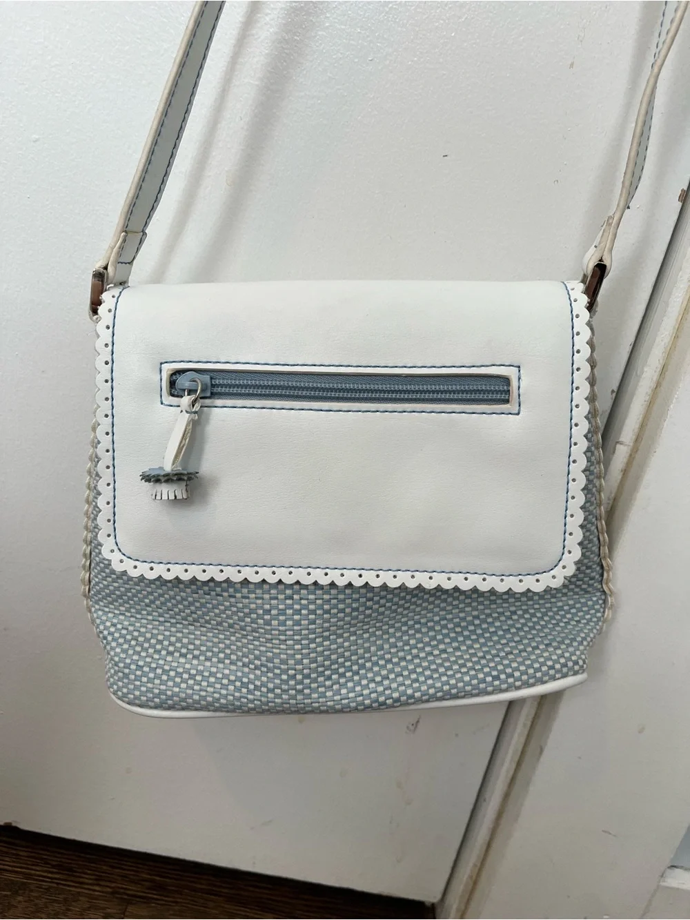 Liz Claiborne White and Light Blue woven Scalloped Crossbody Bag USED